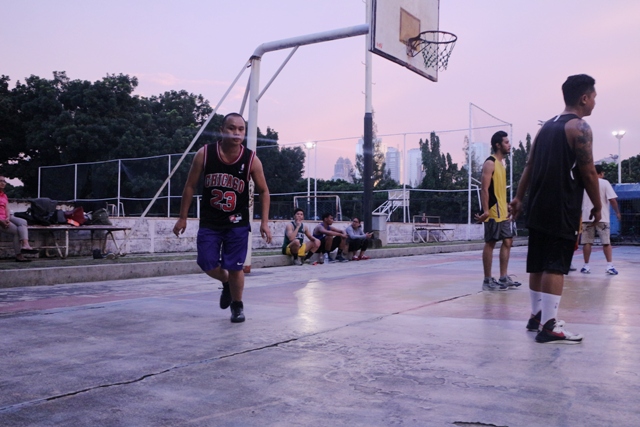 Aksi Asep Suaji A.K.A Justin saat tebar pesona di lapangan Basket